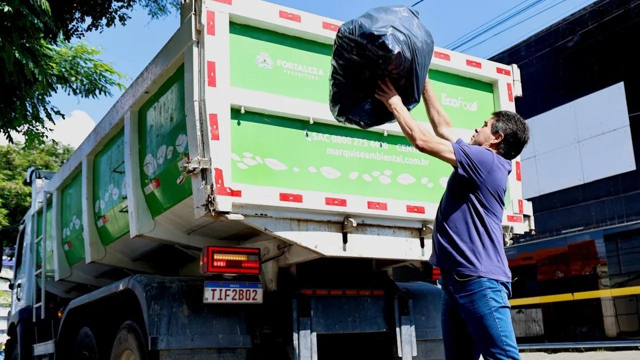Prefeito Evandro Leitão confere início da coleta especial aos domingos nas avenidas de Fortaleza